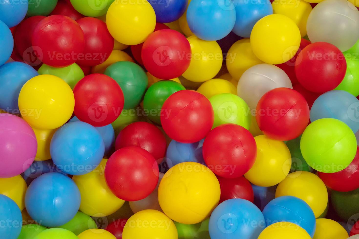 Fundo de muitas bolas coloridas de plástico na piscina de bolas em uma sala  de jogos para crianças