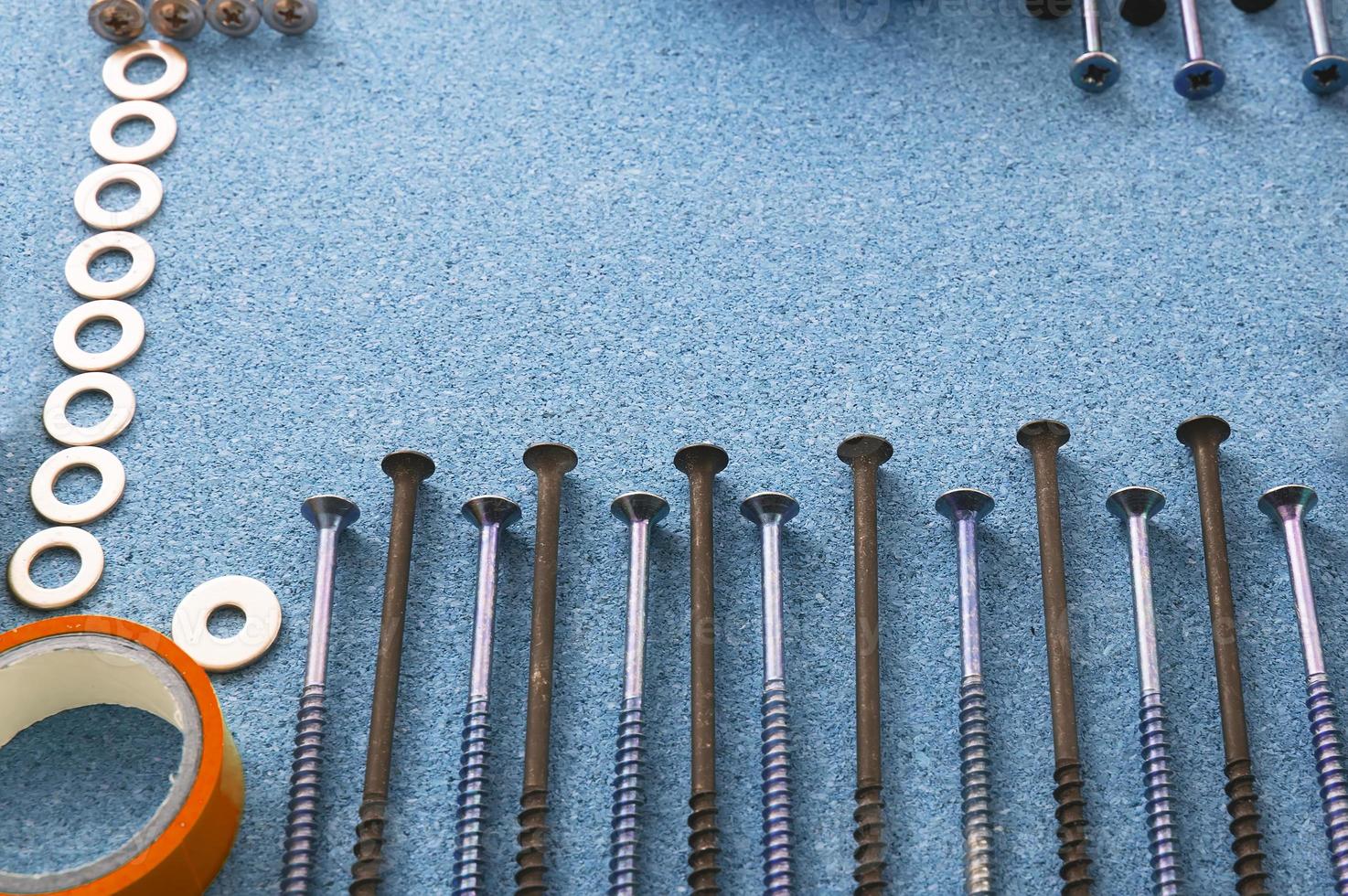 trabalho dos homens. as ferramentas de reparo estão sobre a mesa. o conceito de trabalho doméstico, oficina. foto