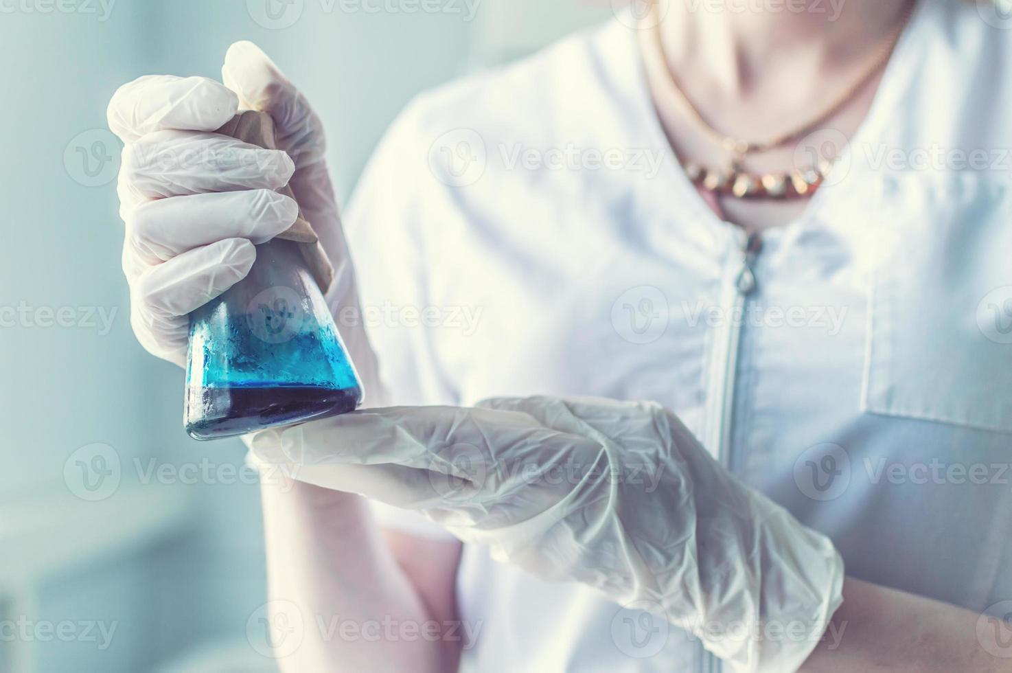 mãos com tubos de ensaio no laboratório foto