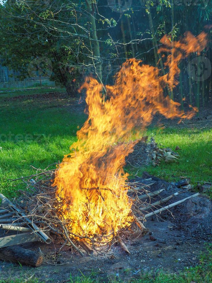 fogueira de fogo ardente foto