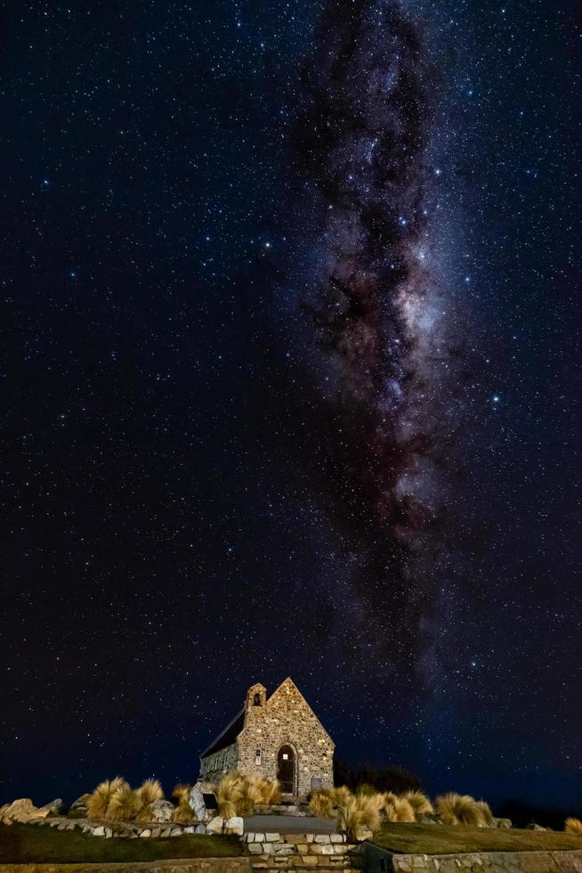 via láctea na igreja do bom pastor lago tekapo nova zelândia foto