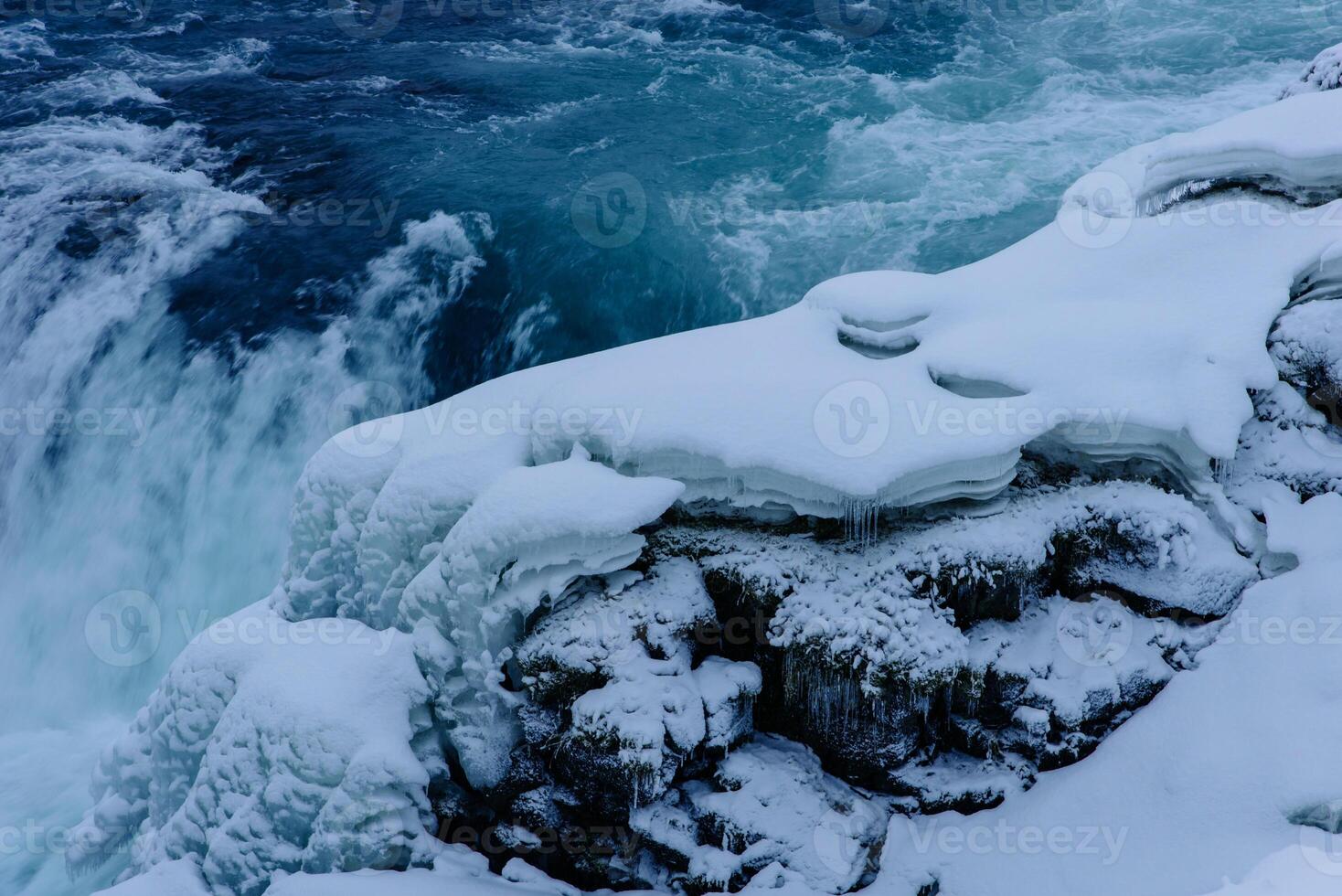 neve branca na construção de um ambiente de inverno lindo mar com grande céu azul nas colinas de superfície do céu. foto