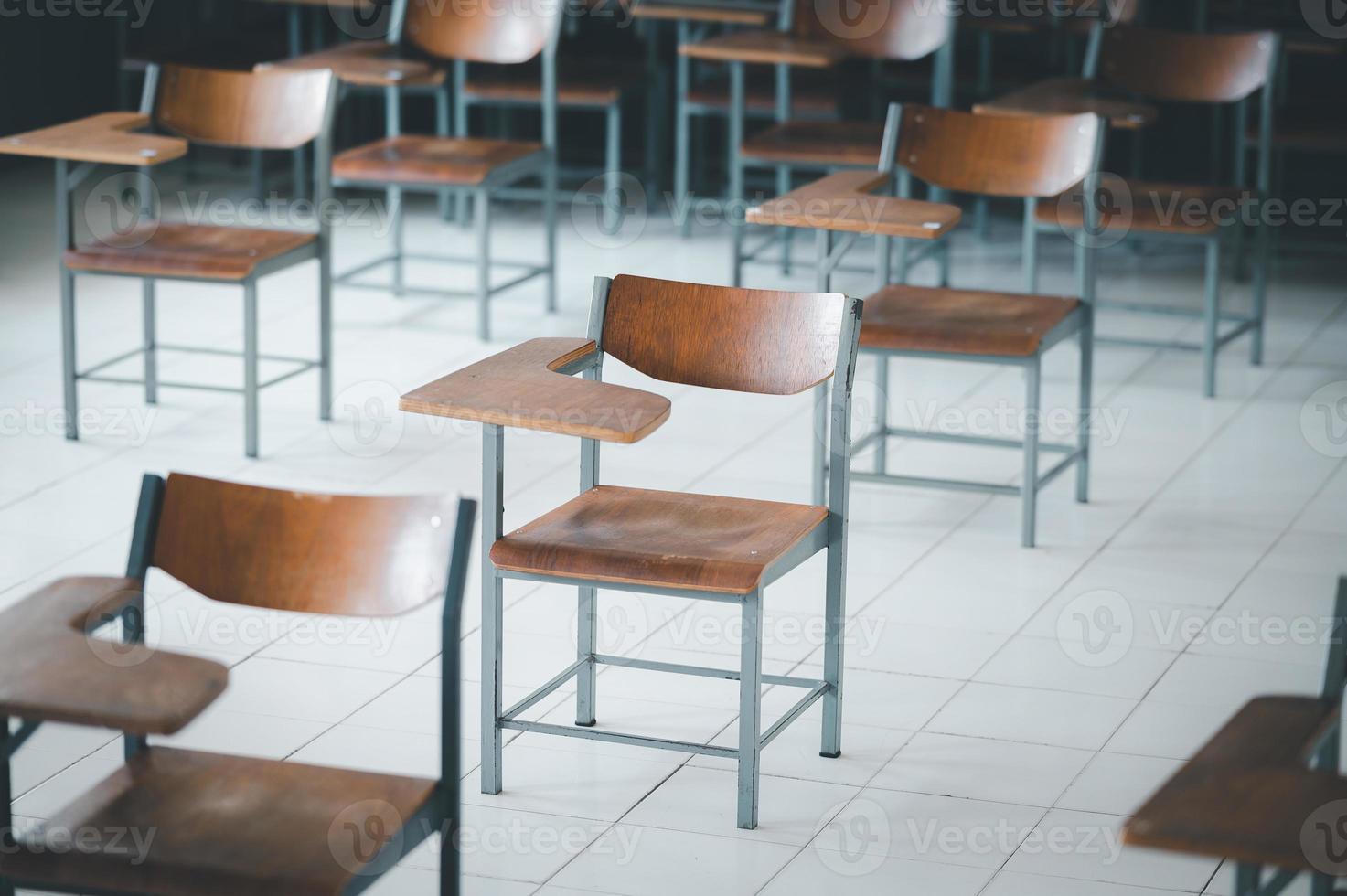 cadeira vazia na sala de aula foto