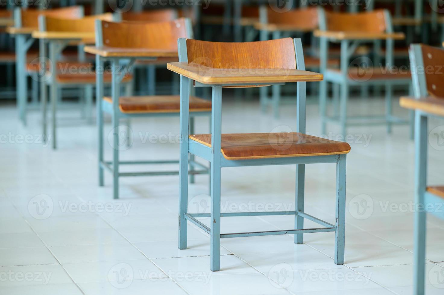 cadeira vazia na sala de aula foto