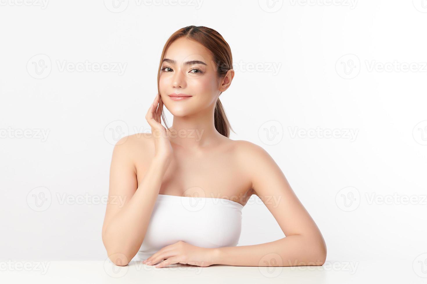 bela jovem asiática com pele limpa, fresca em fundo branco, cuidados faciais, tratamento facial, cosmetologia, beleza e spa, retrato de mulheres asiáticas. foto