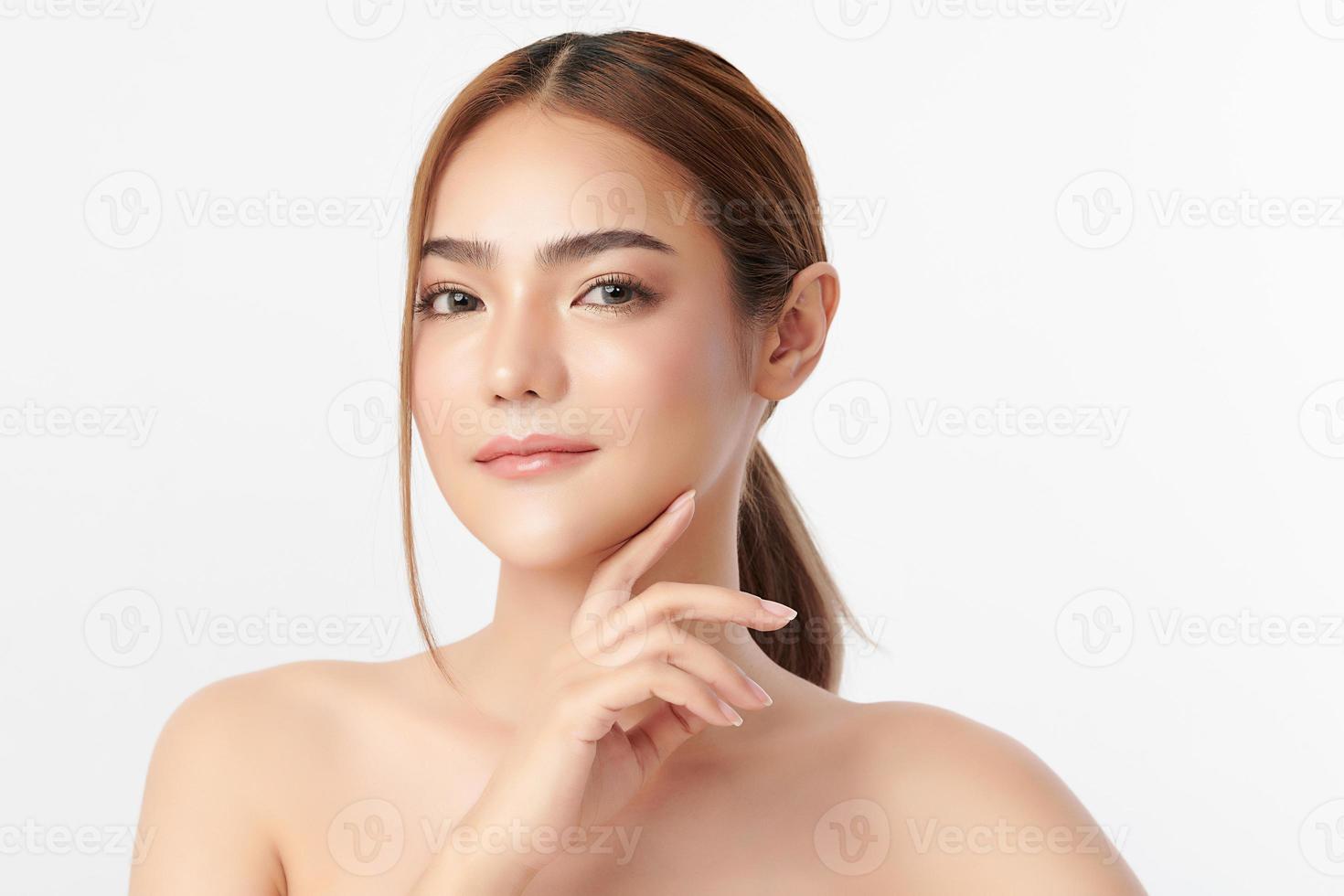bela jovem asiática com pele limpa, fresca em fundo branco, cuidados faciais, tratamento facial, cosmetologia, beleza e spa, retrato de mulheres asiáticas. foto