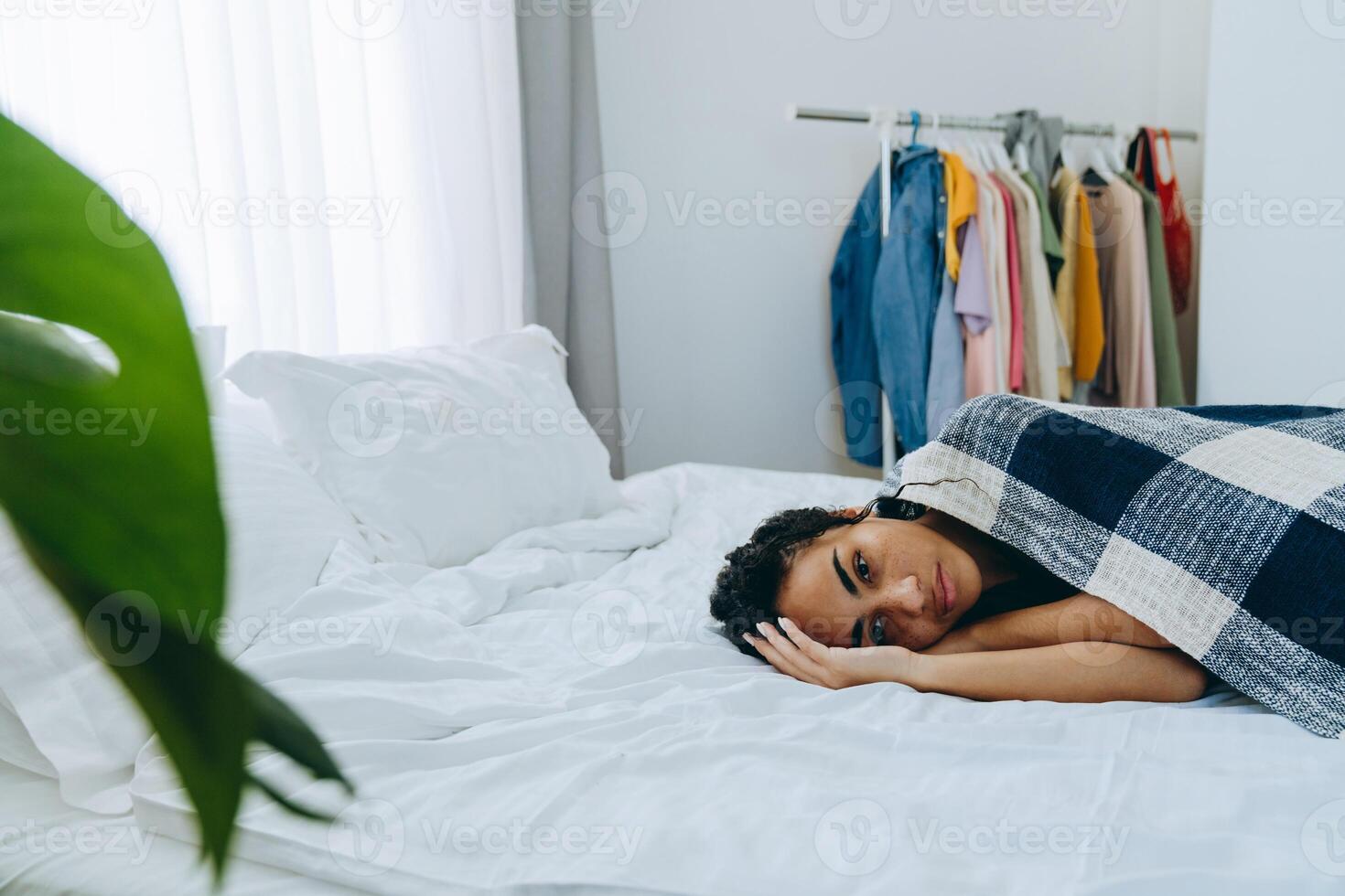 mulher africana sem emoção, enrolada em um cobertor foto