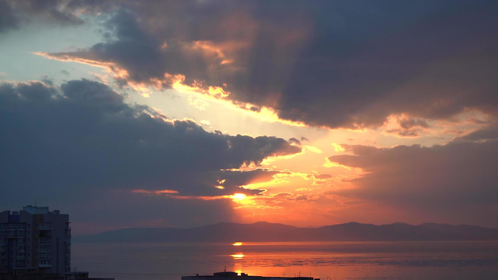 pôr do sol brilhante sobre o mar. foto