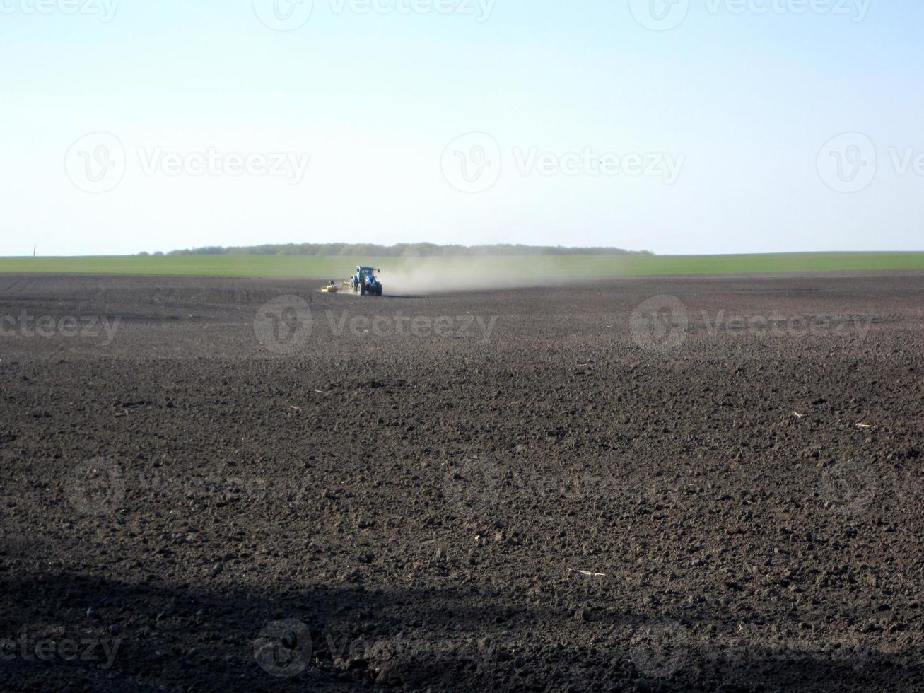 campo arado por trator em solo marrom em campo aberto foto