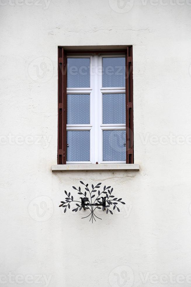 linda janela com moldura de madeira em prédio antigo sem pessoas foto