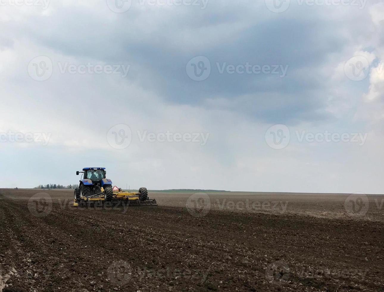 campo arado para batata em solo marrom em campo aberto foto