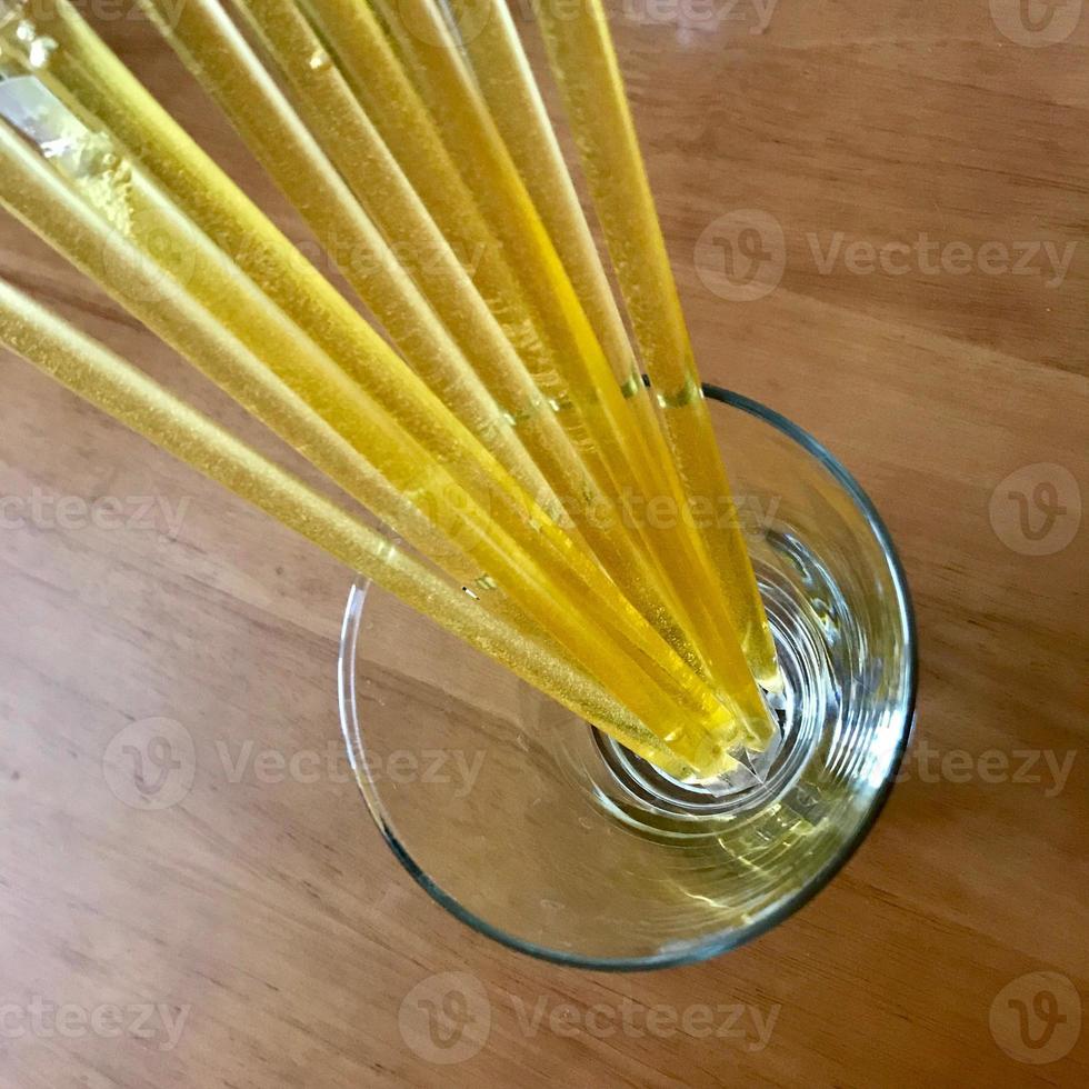 varas de abelha amarelas repousam lindamente na mesa de madeira da cozinha, saborosa sobremesa de mel orgânico foto