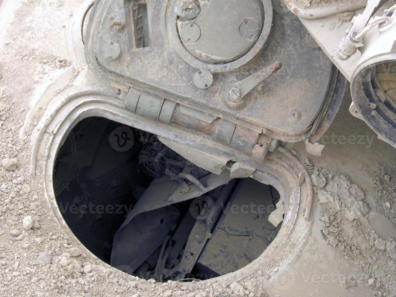 Tanque de veículo do exército militar nos trilhos com barril após a guerra vitoriosa foto