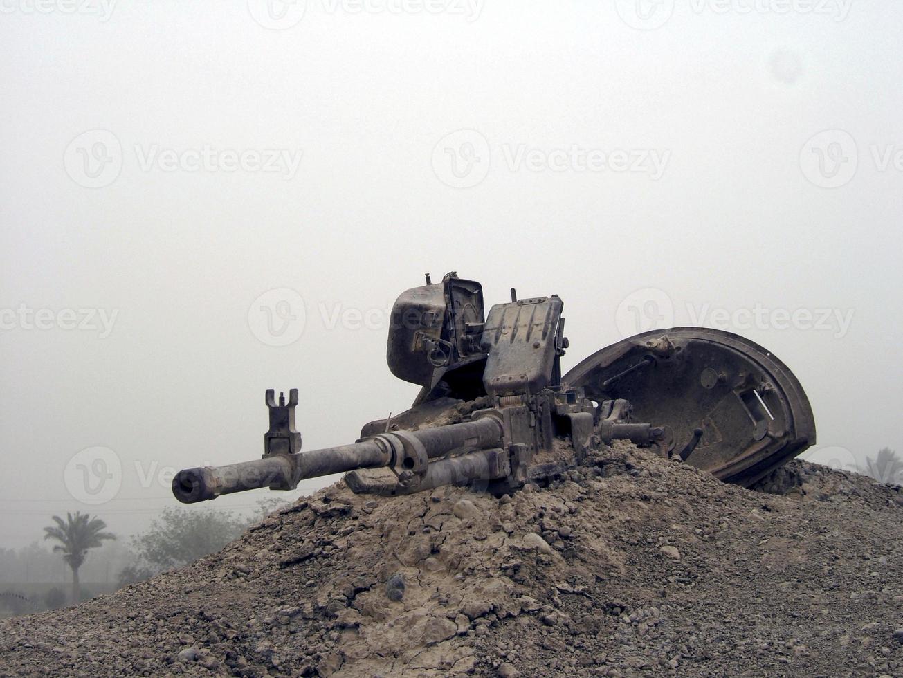 Tanque de veículo do exército militar nos trilhos com barril após a guerra vitoriosa foto