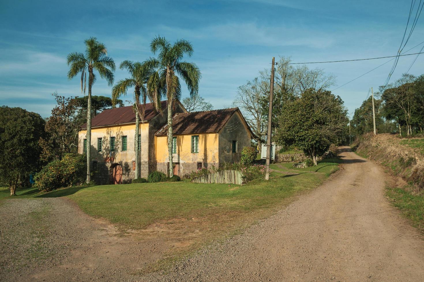 charmosa casa de campo em estilo típico de influência italiana ao longo de uma estrada de terra perto de bento goncalves. uma simpática cidade do sul do brasil famosa por sua produção de vinho. foto