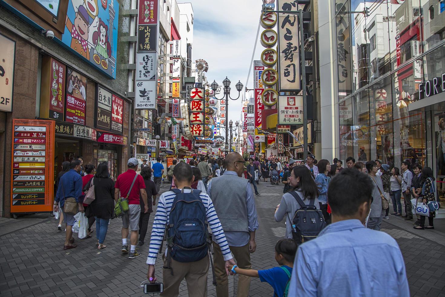 Osaka, Japão, 2016 - pessoas não identificadas nas ruas de Osaka, Japão. Osakai é conhecido por sua arquitetura moderna, vida noturna e comida de rua farta. foto