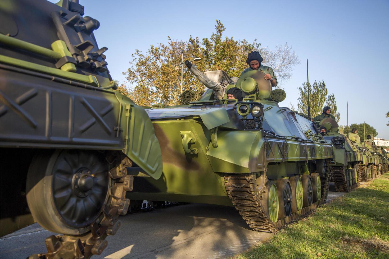 belgrado, sérvia, 2014 - soldados sérvios em veículos de combate de infantaria bvp m-80a das forças armadas sérvias. soldados se preparando para desfile militar marcando 70º aniversário da libertação no wwii foto