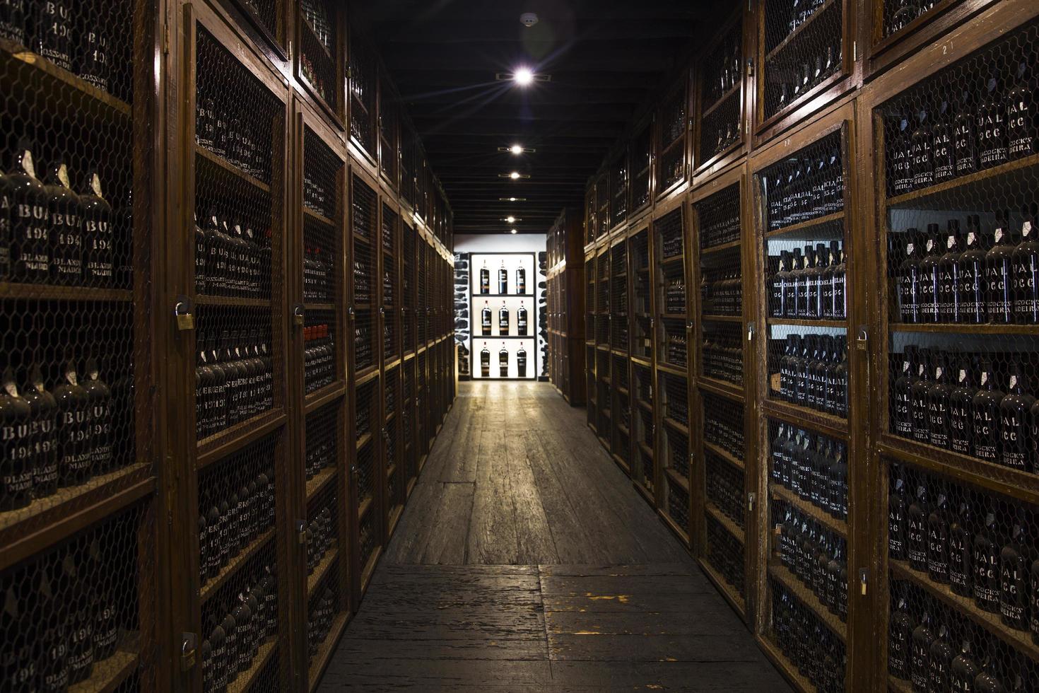 madeira, portugal, 2020 - detalhe do armazenamento do vinho blandy do vinho madeira vintage em portugal. é uma vinícola familiar fundada por john blandy em 1811. foto