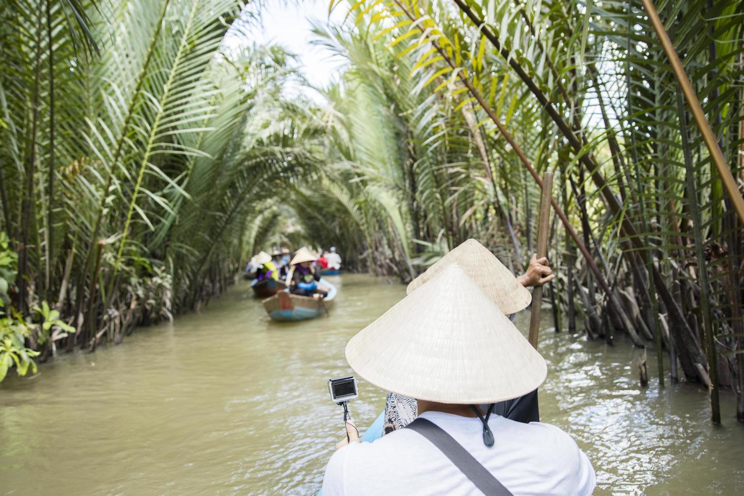 Delta do Mekong, Vietnã, 2017 - pessoas não identificadas no barco no Delta do Mekong, no Vietnã. os barcos são o principal meio de transporte no delta do mekong. foto