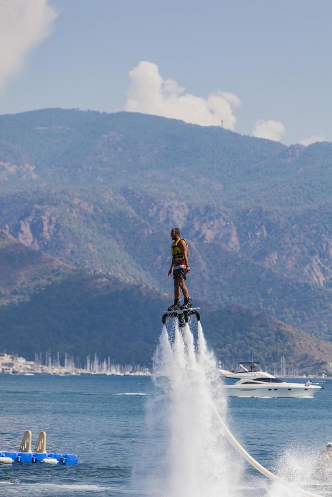 marmaris, turquia, 2014 - homem não identificado no flyboard em marmaris, turquia. O flyboard foi inventado na primavera de 2011 por um piloto francês de motos aquáticas, Franky Zapata. foto