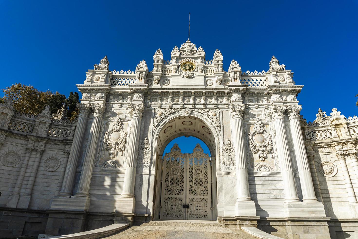 istambul, turquia, 2019 - palácio dolmabahce em istambul, turquia. palácio foi construído em 1856 e serviu como o principal centro administrativo do império otomano até 1922 foto