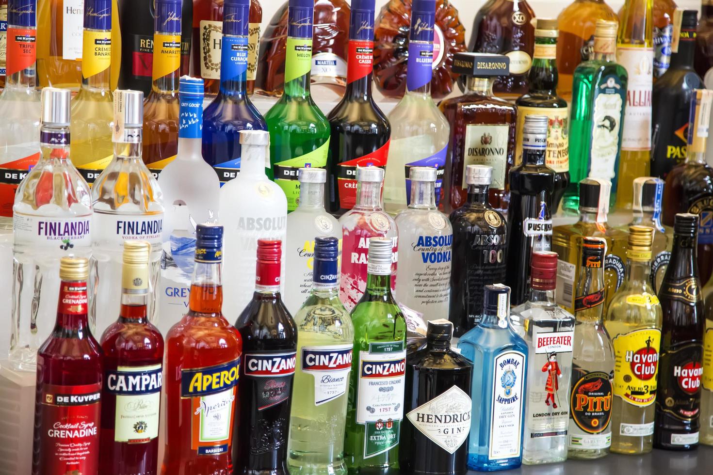 belgrado, sérvia, 2014 - várias garrafas de álcool no bar. foto