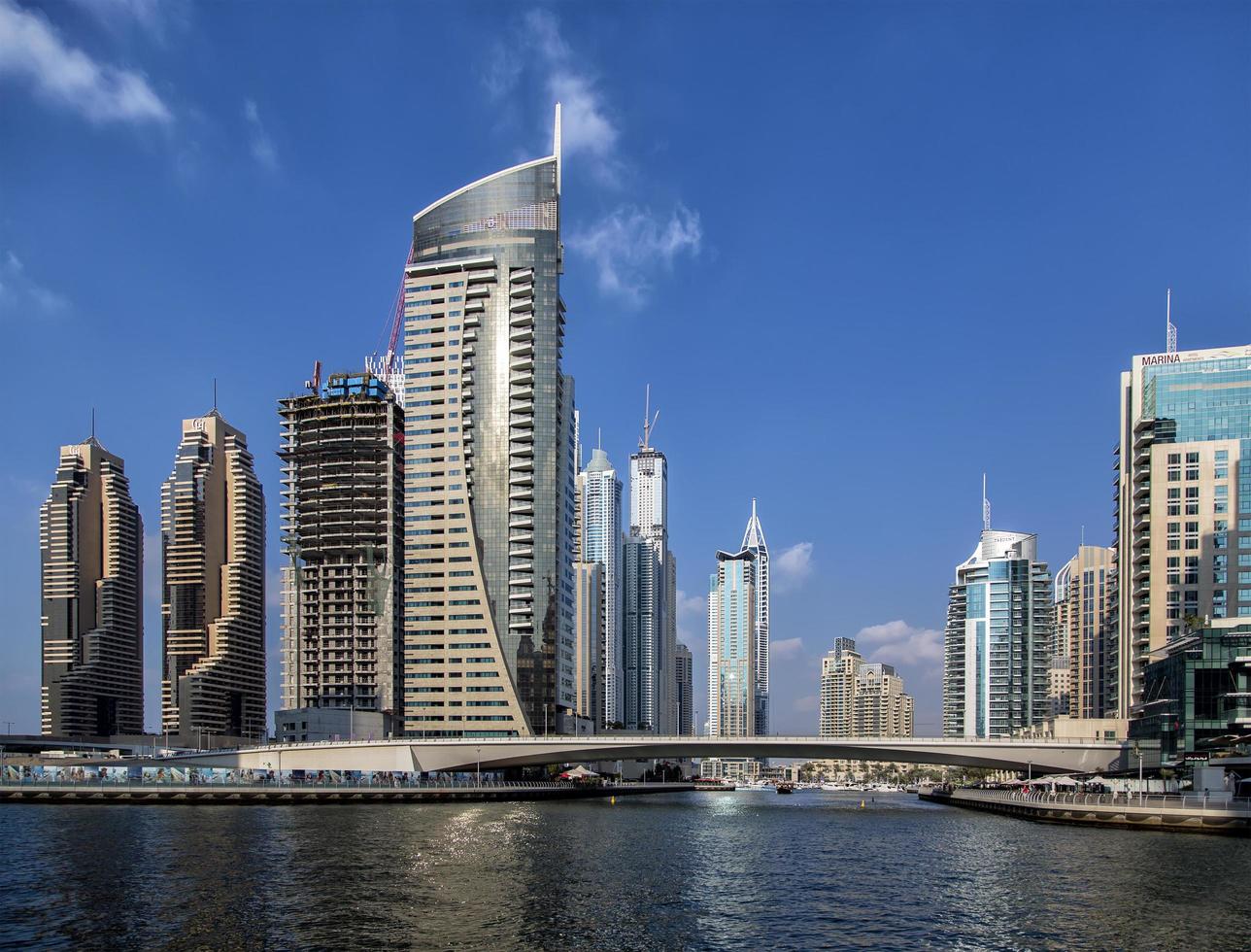 dubai, uae, 2014 - vista em arranha-céus modernos na marina de dubai em dubai, uae. quando todo o desenvolvimento estiver concluído, vai acomodar mais de 120.000 pessoas. foto