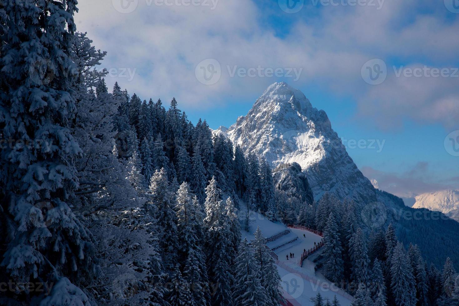 pistas de esqui com vista do majestoso pico alpino sob luz dramática em garmisch partenkirchen foto