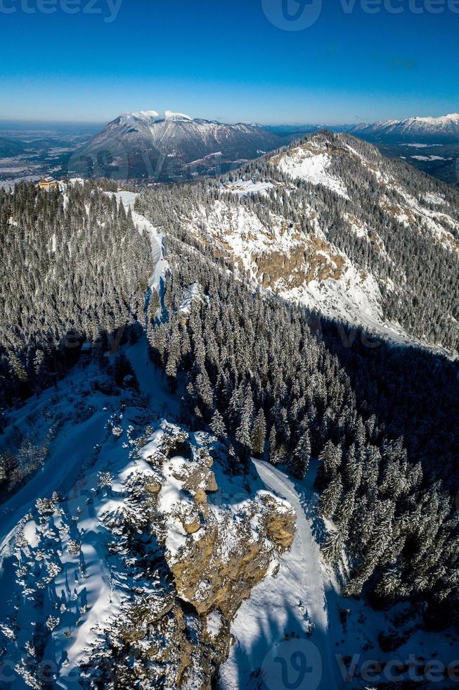 vista aérea da montanha com pinheiros cobertos de neve na bavária em garmisch partenkirchen foto