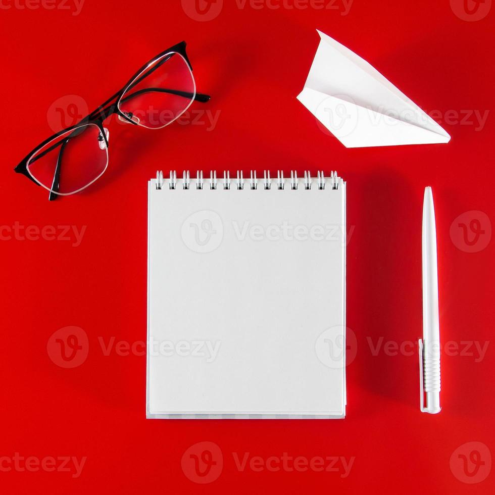 material de escritório em um fundo vermelho. foto