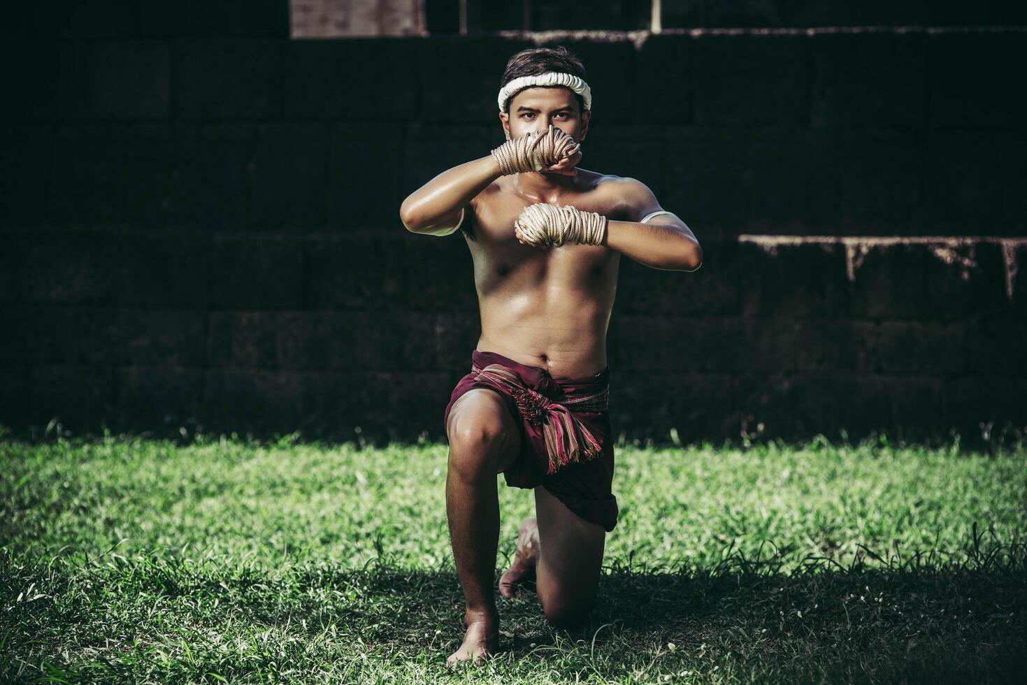 um boxeador amarrou uma corda na mão e fez uma luta, as artes marciais do muay thai. foto