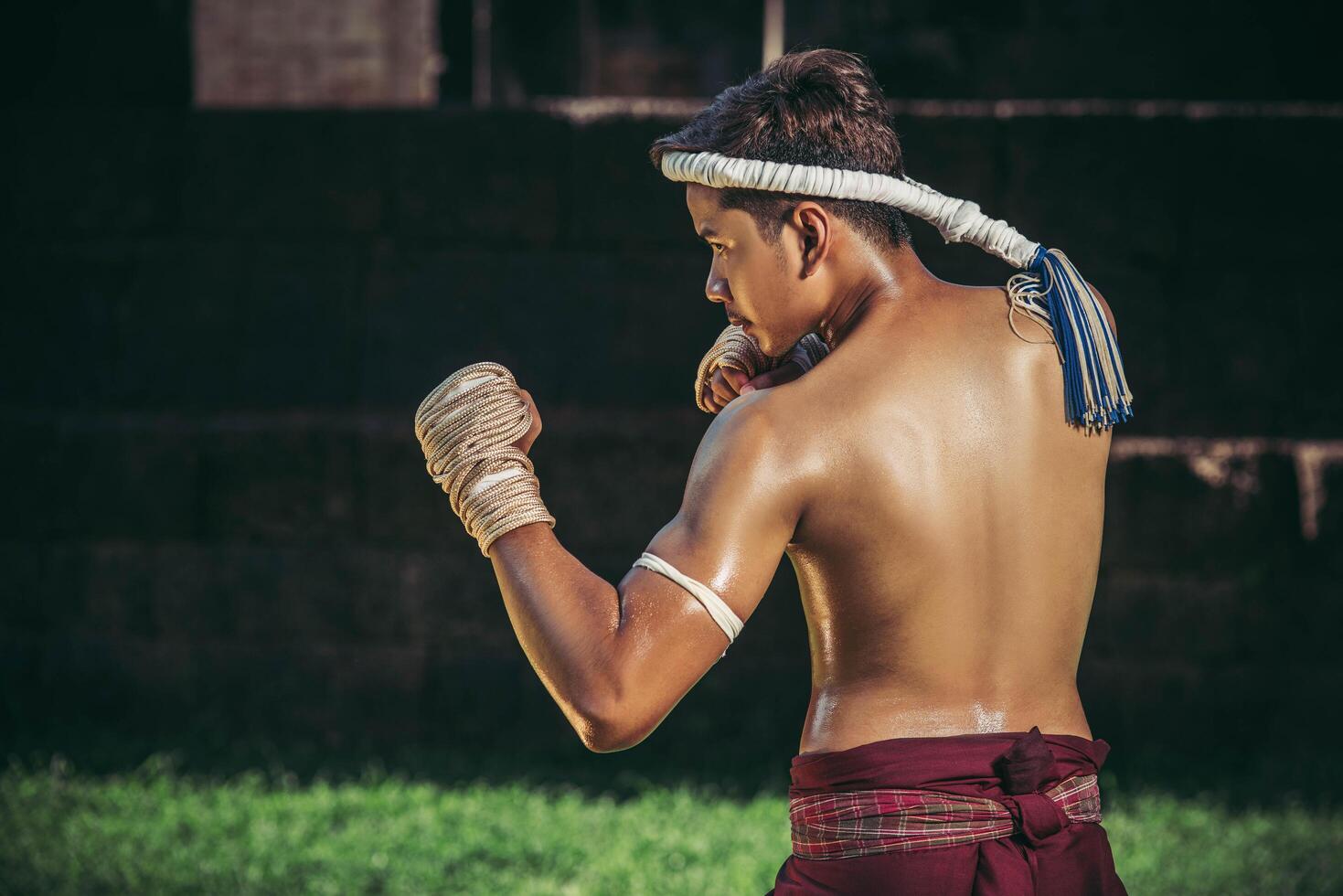 um boxeador amarrou uma corda na mão e fez uma luta, as artes marciais do muay thai. foto