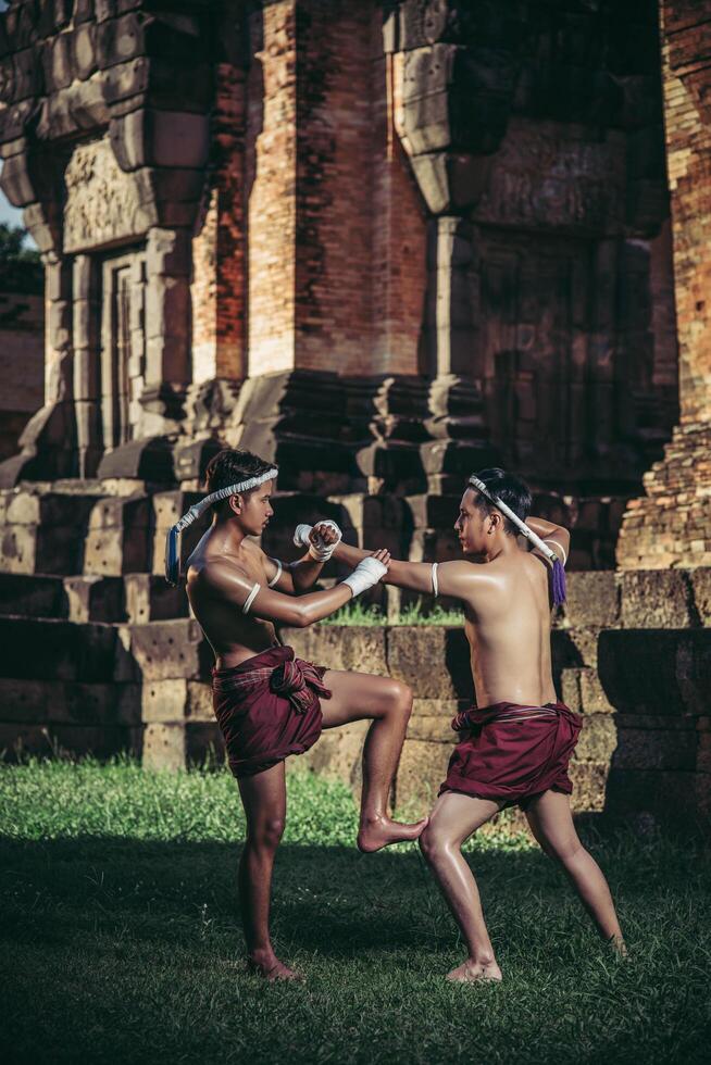 dois boxeadores lutam com as artes marciais do muay thai. foto