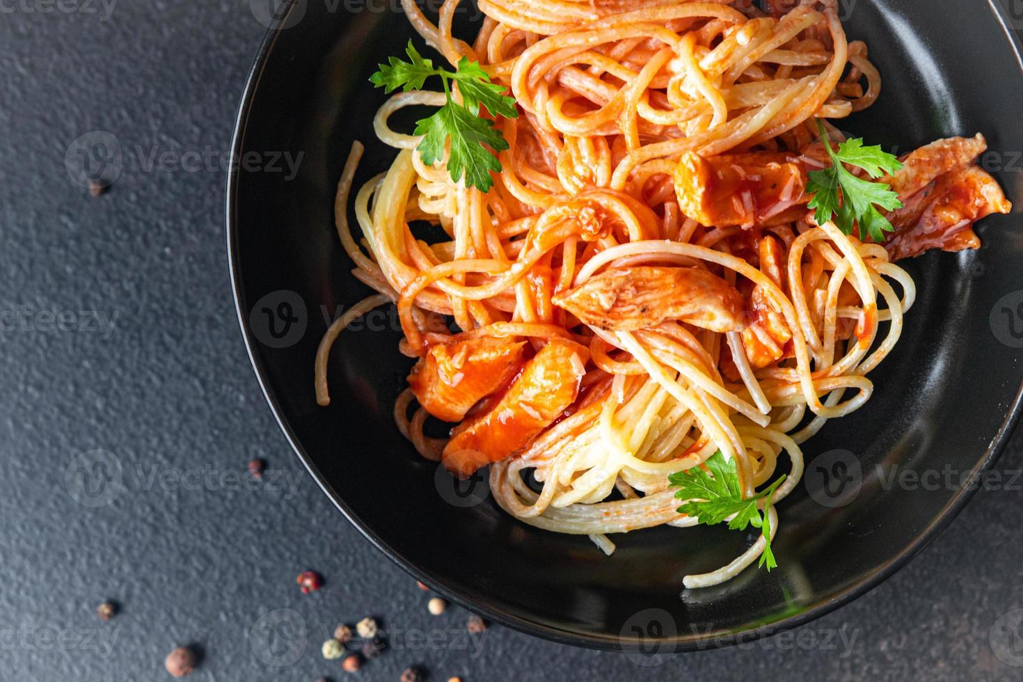 macarrão espaguete molho de tomate carne de frango ou peru saudável foto