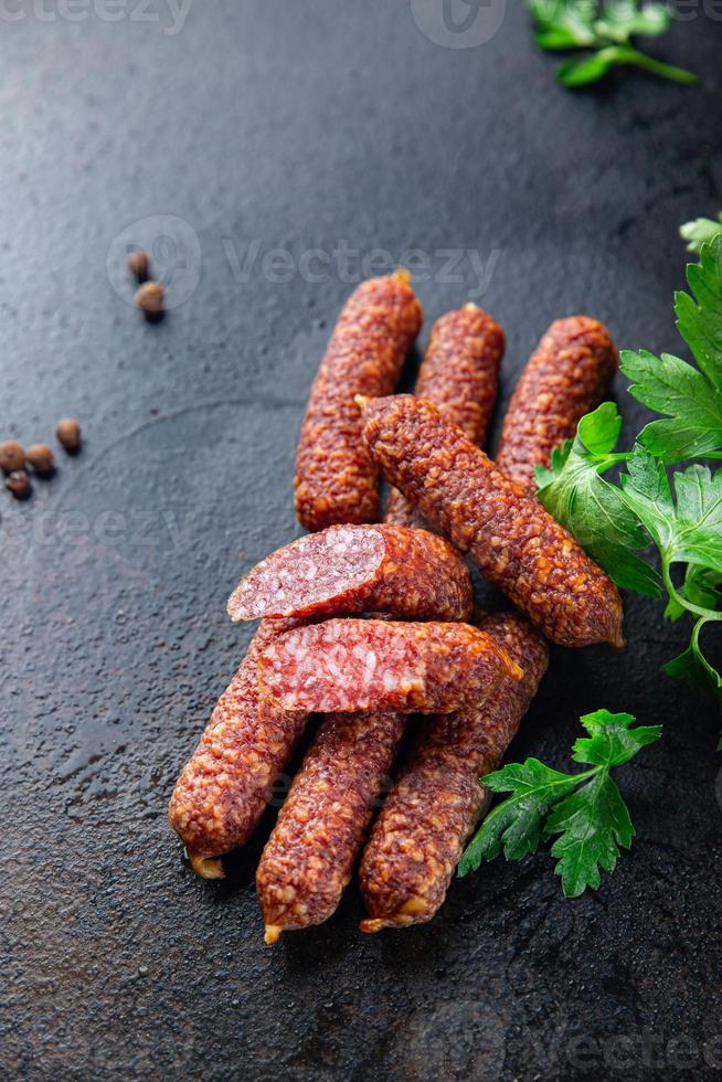 salsichas curadas salsichas defumadas farinha de carne crua lanche rápido foto