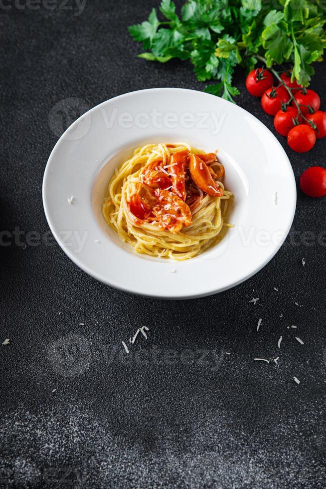 macarrão espaguete molho de tomate carne de frango ou peru saudável foto