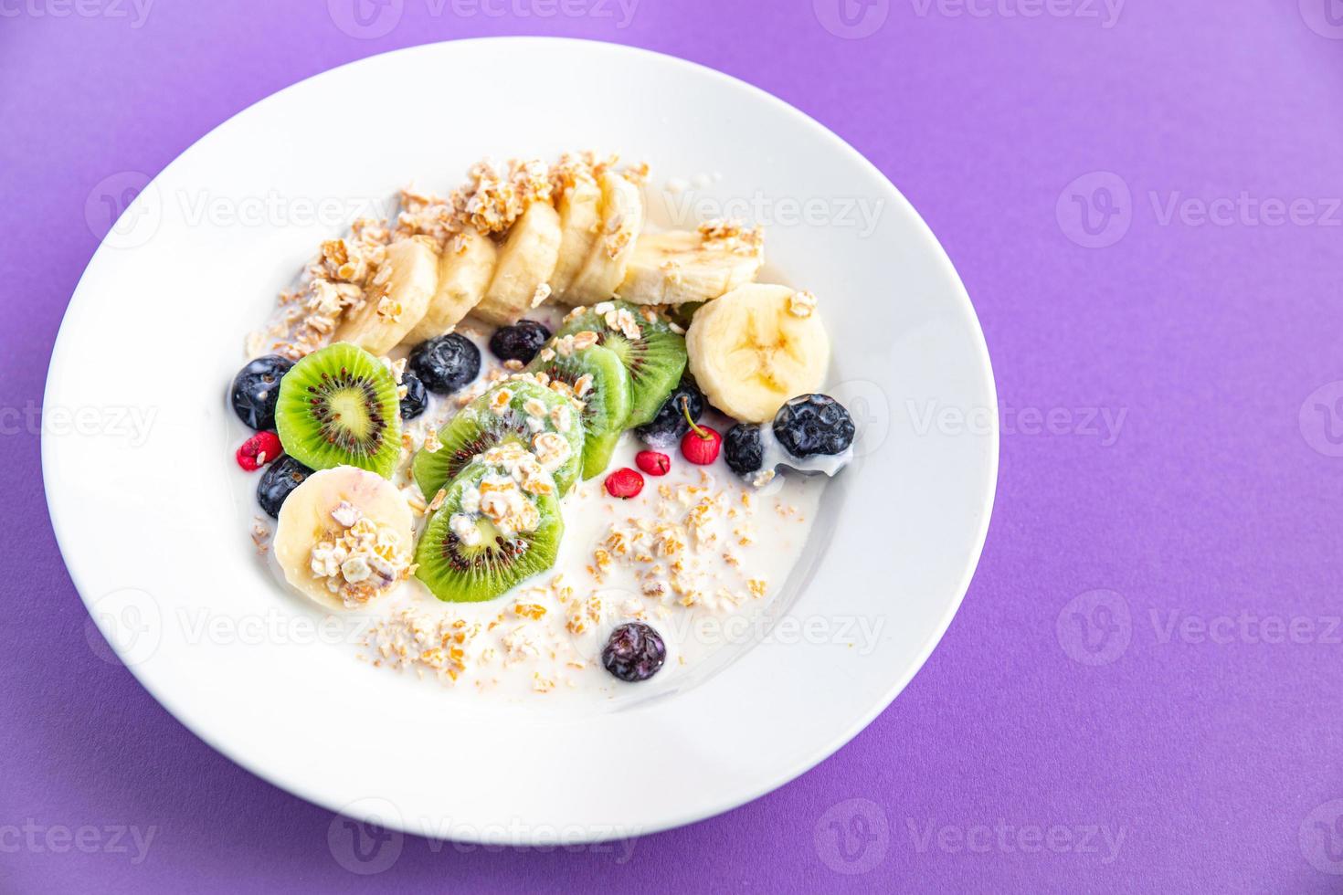 aveia, bagas, flocos de aveia, café da manhã, mingau, comida vegana ou vegetariana foto