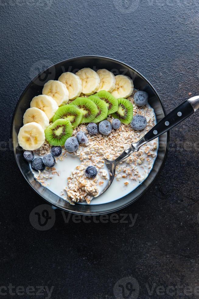 aveia, bagas, flocos de aveia, café da manhã, mingau, comida vegana ou vegetariana foto