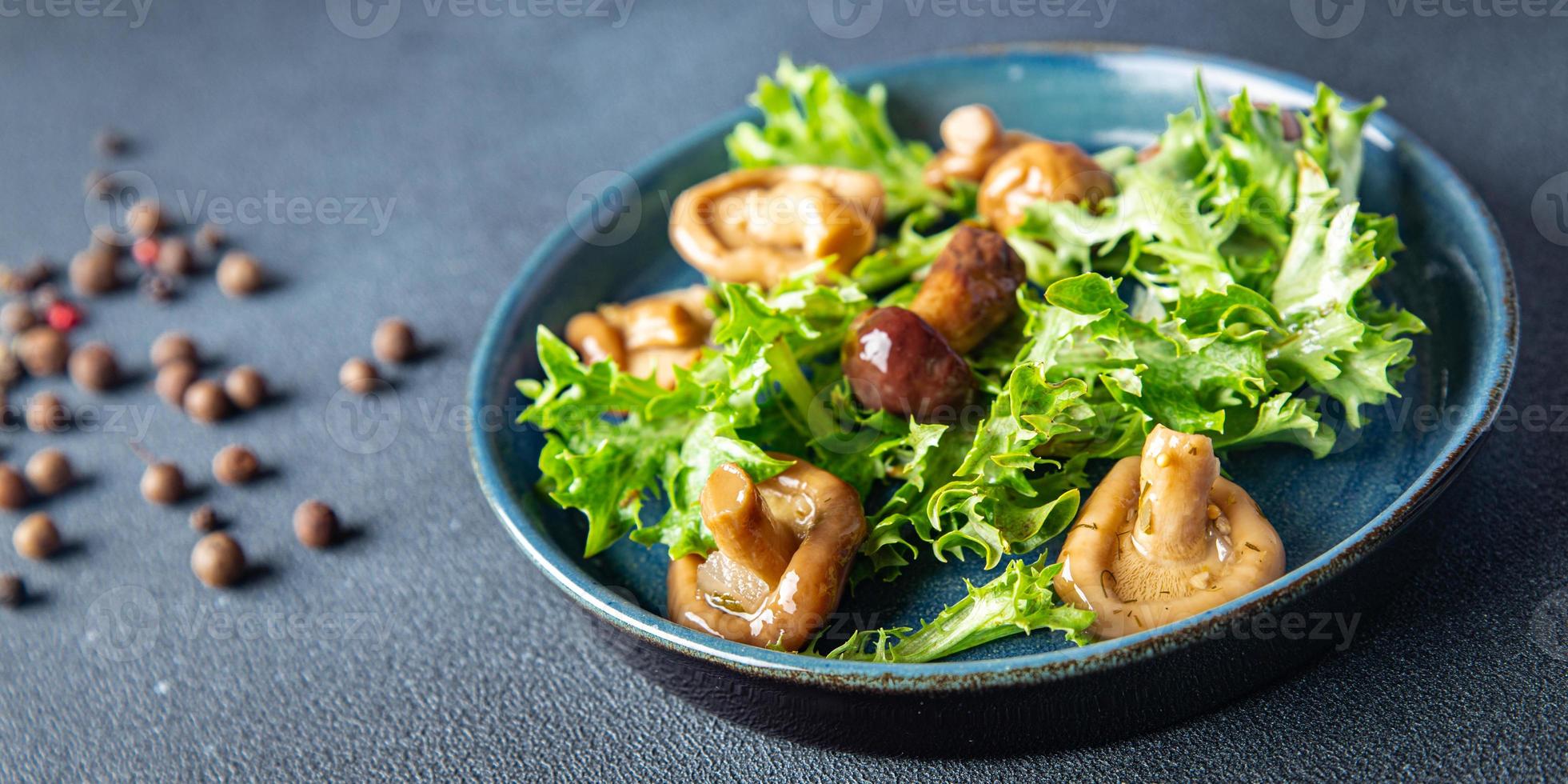 Salada de Cogumelos Cogumelos em Conserva Refeição Saudável foto