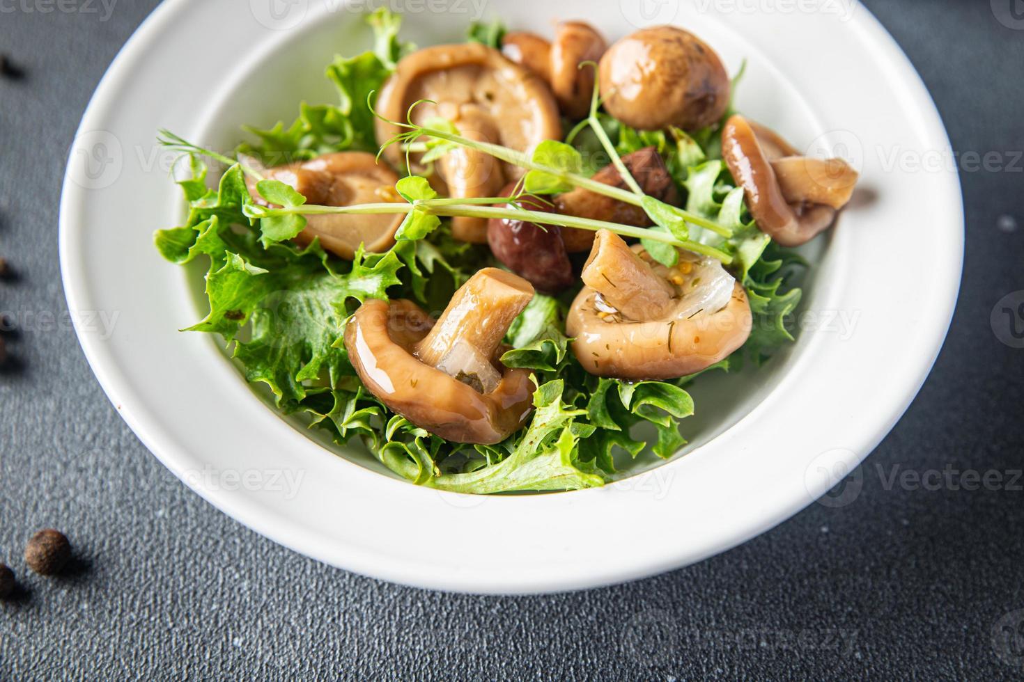 Salada de Cogumelos Cogumelos em Conserva Refeição Saudável foto