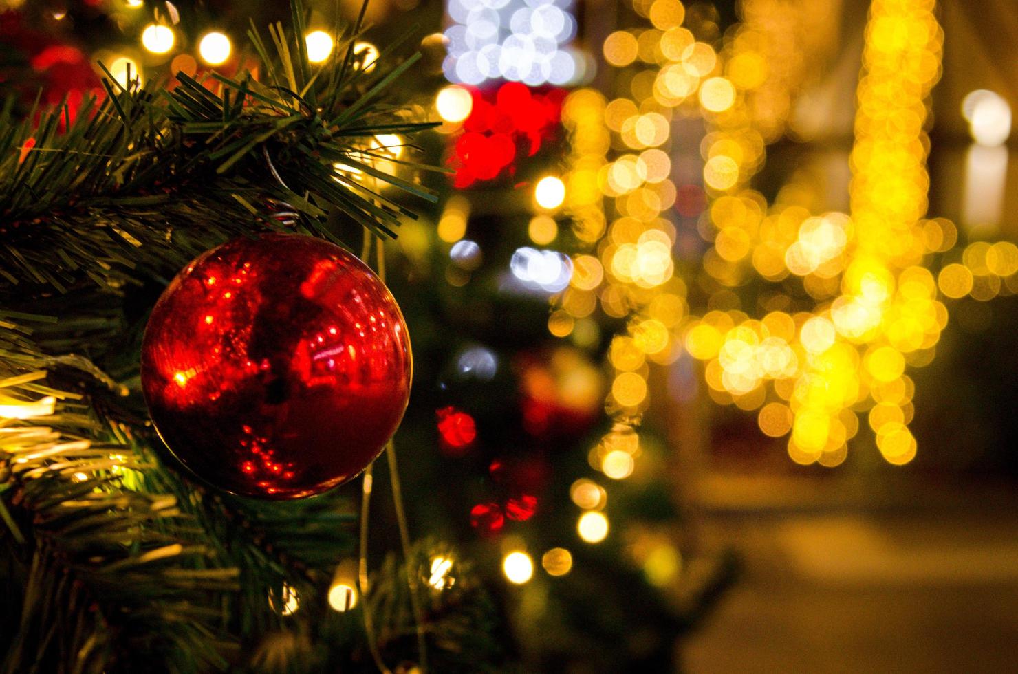 bolas vermelhas decoradas com enfeites de árvore de Natal. festivais de ano novo e natal. copie o fundo do espaço. foto