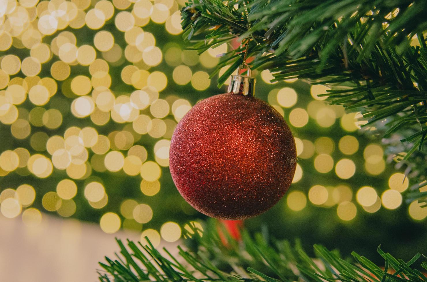 bolas vermelhas decoradas com enfeites de árvore de Natal. festivais de ano novo e natal. copie o fundo do espaço. foto