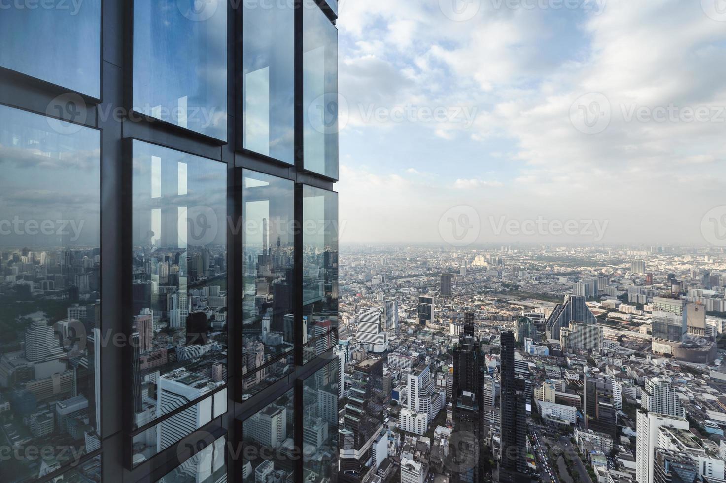 edifício de vidro moderno com prédio lotado em bangkok foto