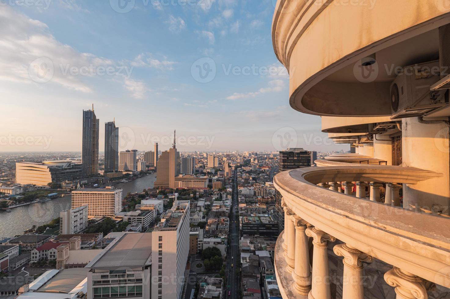 paisagem urbana de um arranha-céu no centro da cidade com terraço do hotel ao pôr do sol foto