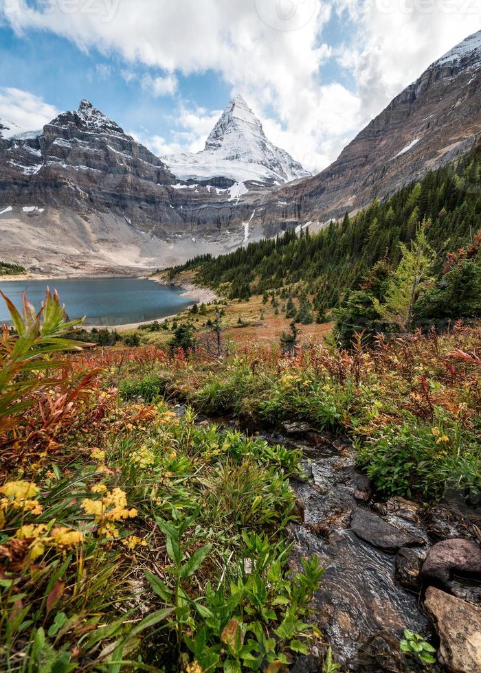 monte assiniboine com lago magog no outono no parque provincial foto