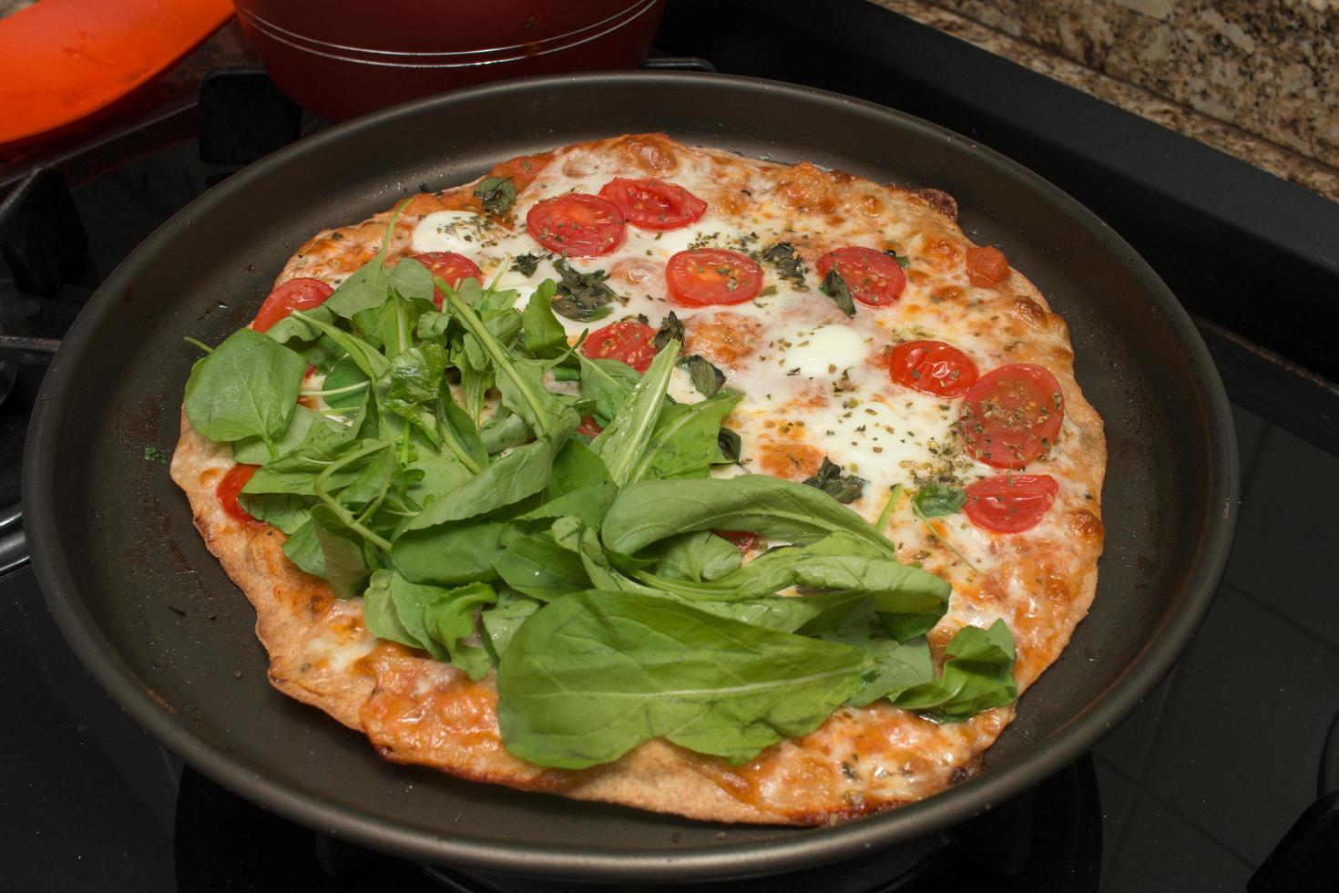 deliciosa pizza caseira margherita pronta para ser fatiada e comida foto