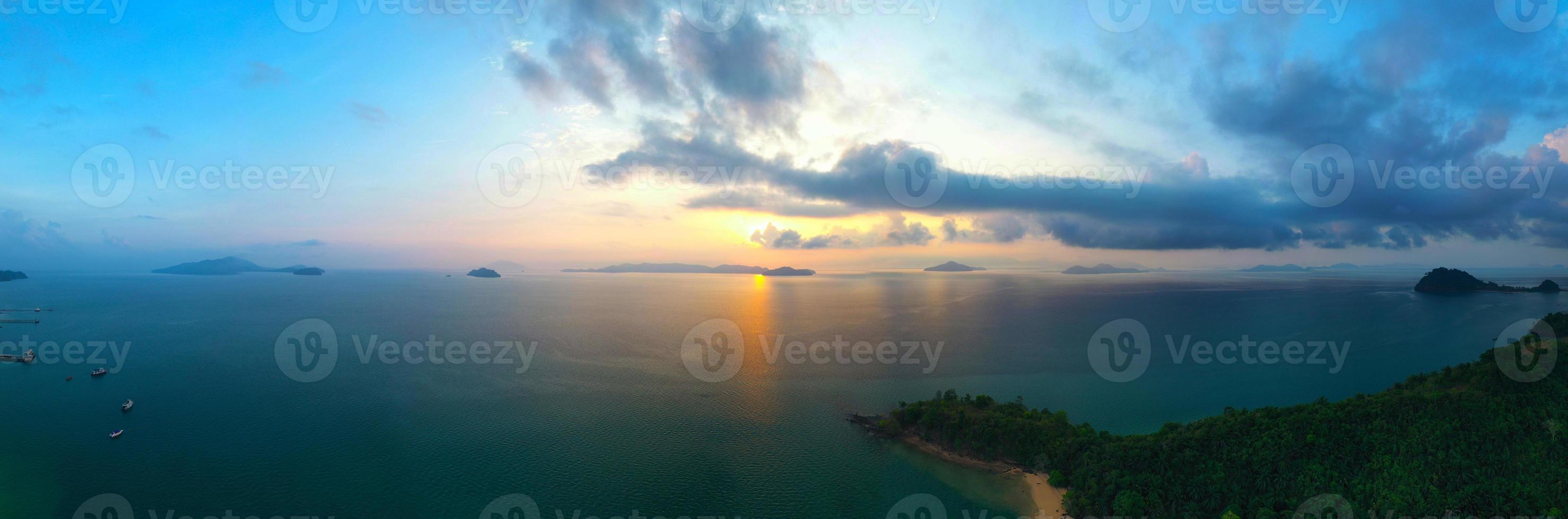 vista aérea panorâmica da paisagem do oceano da tailândia e do mar de andaman ao pôr do sol foto