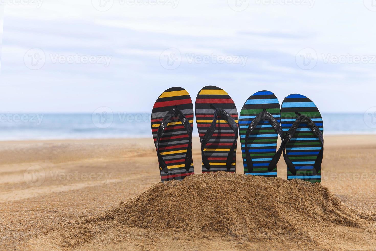 chinelos na praia foto