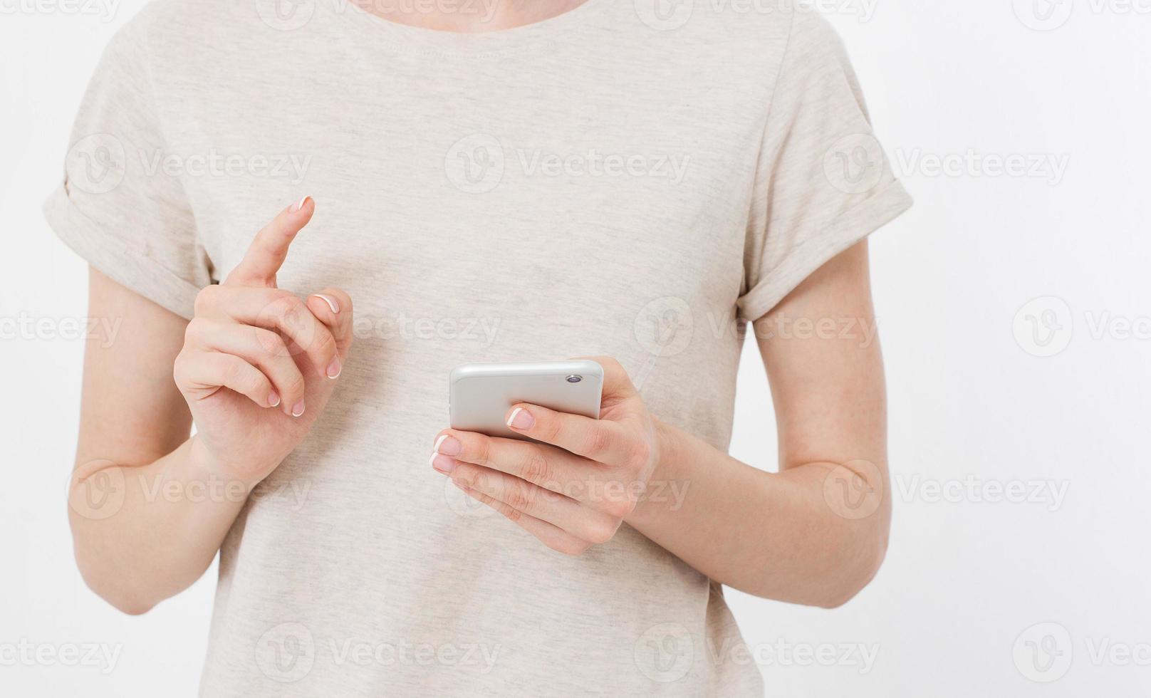 mulher usando telefone celular isolado no fundo branco foto