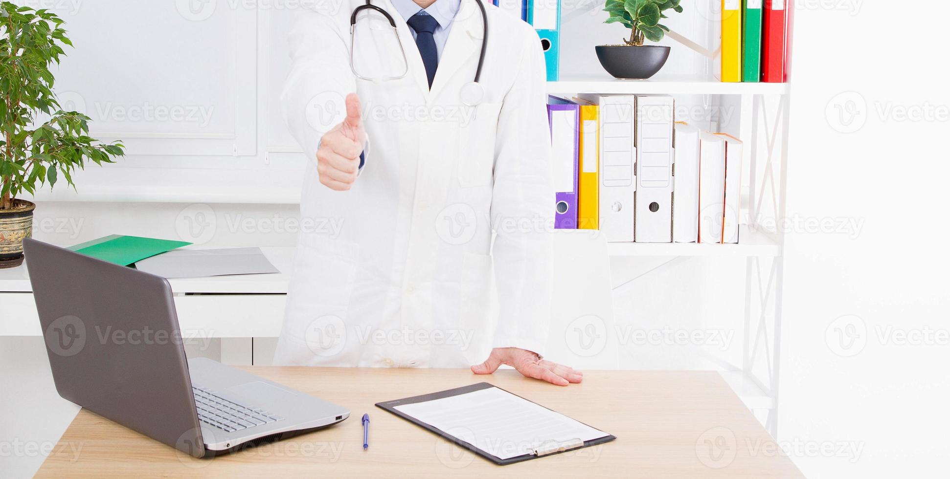 retrato do médico sênior no consultório médico. homem de uniforme branco foto